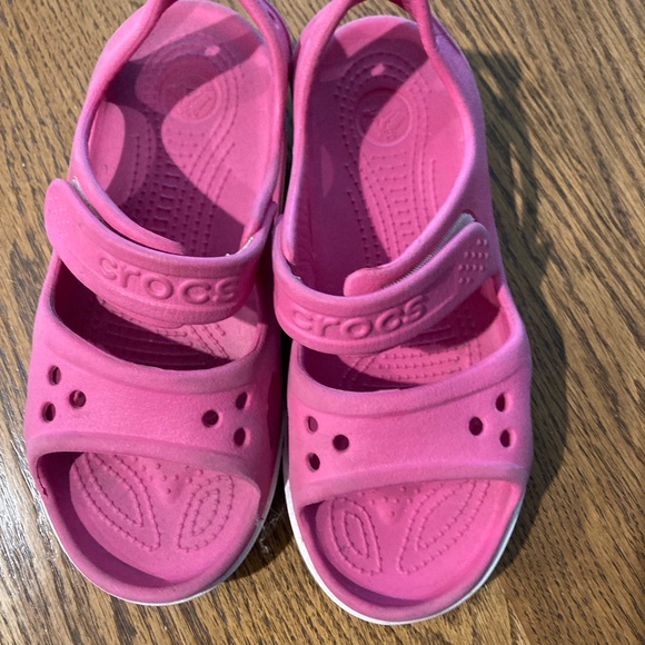 CROCS Pink Sandals with Adjustable Straps and Ventilation - Picture 2 of 3